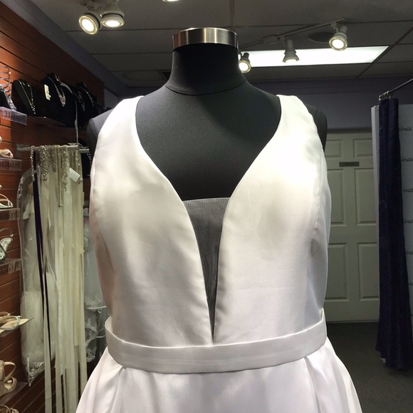 Lia Mia - Style 9225 - Size 26 - Ivory - Picture 3 of 4